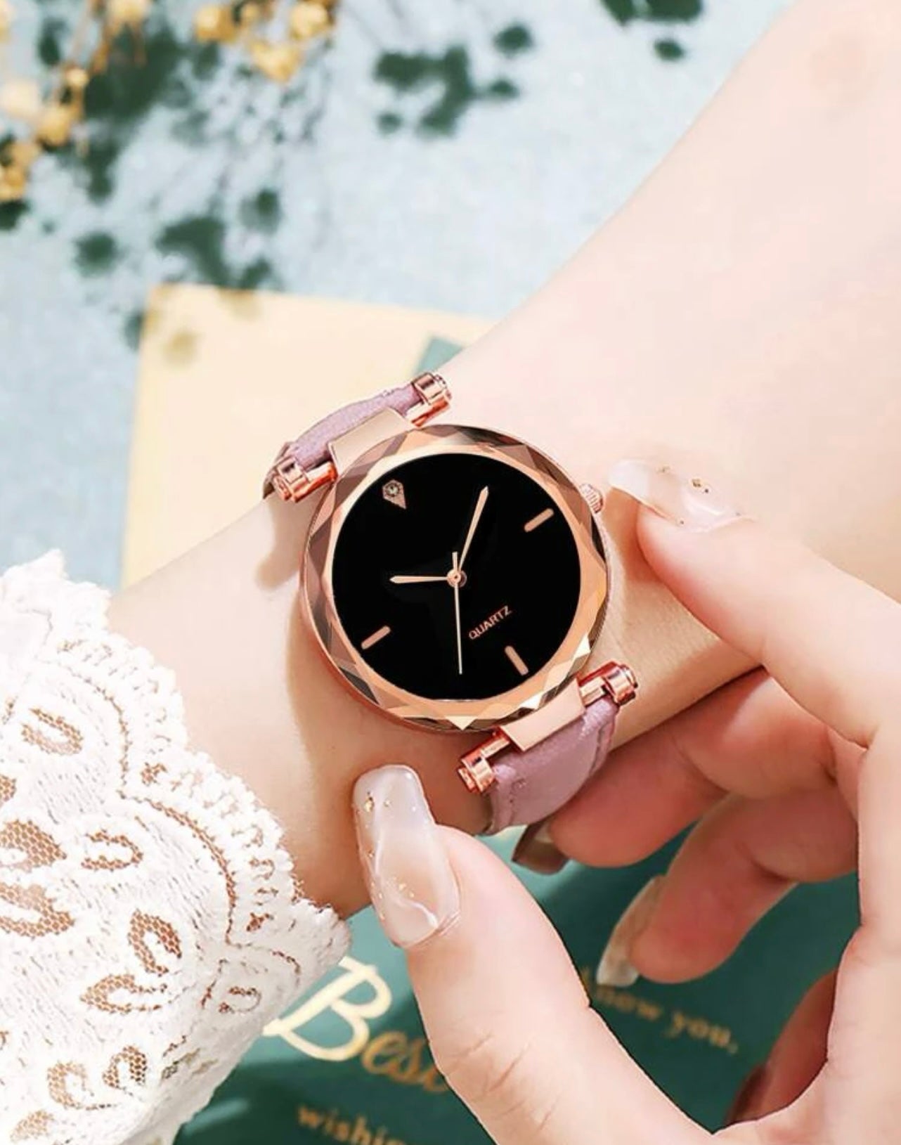 One-piece round pointer quartz watch and one-piece bracelet